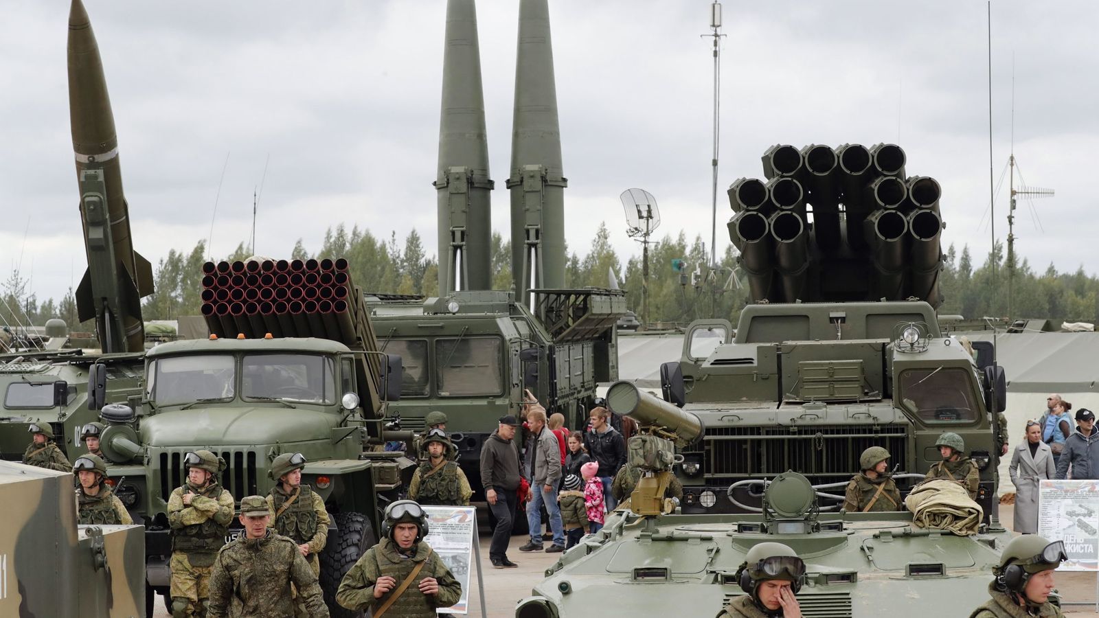 Varios misiles balísticos tácticos rusos exhibidos durante el Día del Tanque en San Petersburgo, en septiembre de 2017 (EFE)