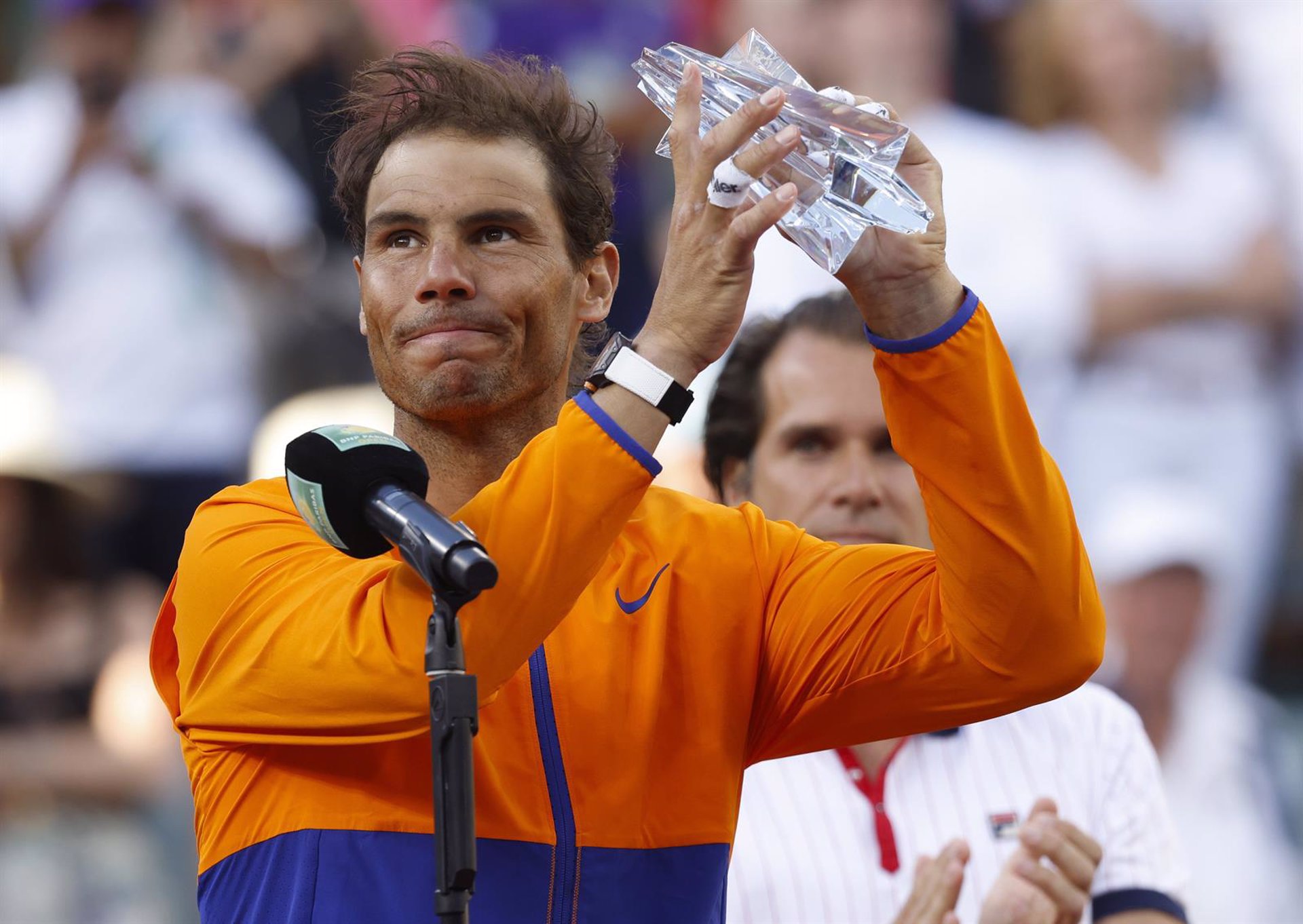 Nadal posa con el trofeo de subcampeón en Indian Wells