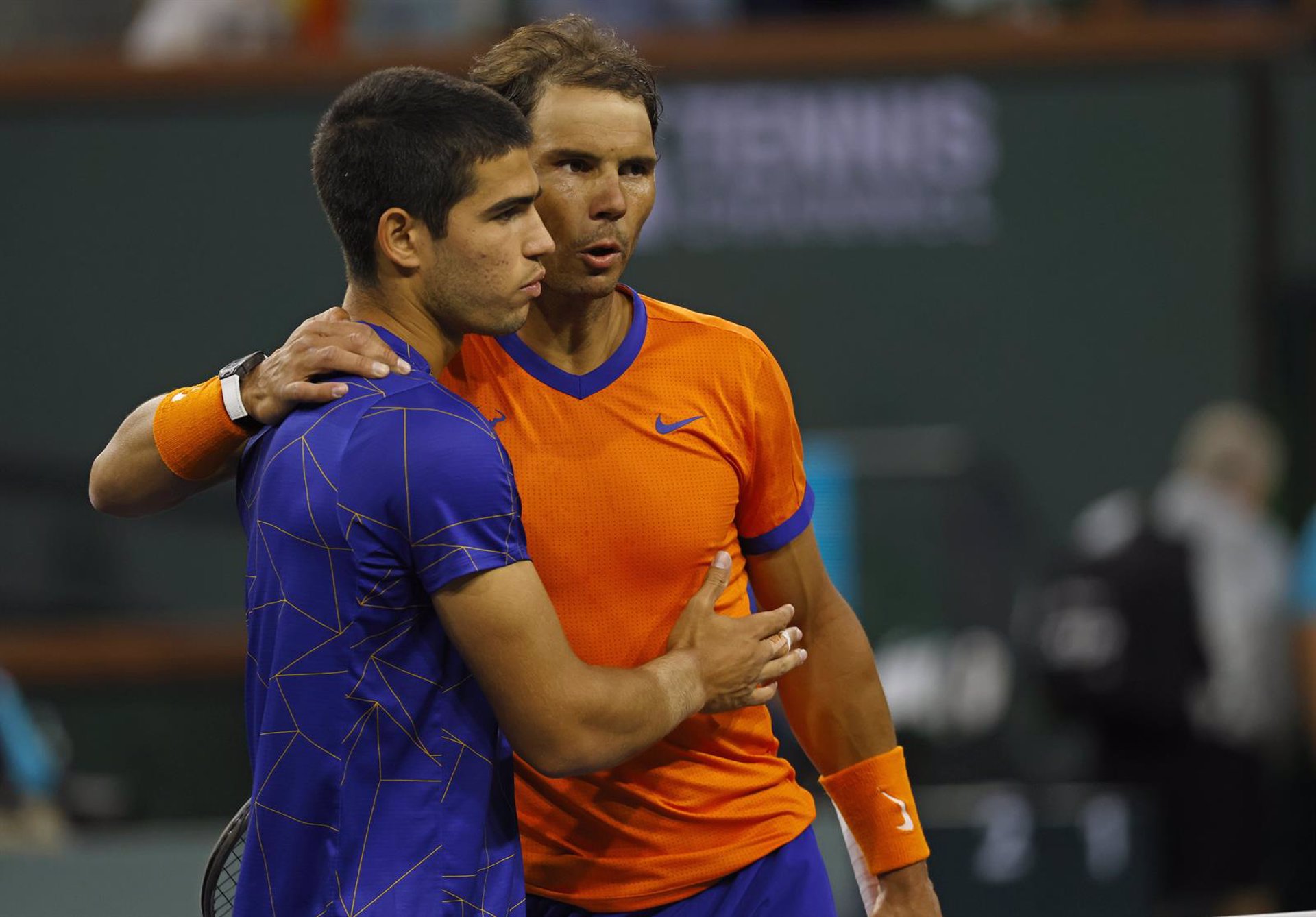 Nadal y Alcaraz se abrazan tras su partido de semifinales