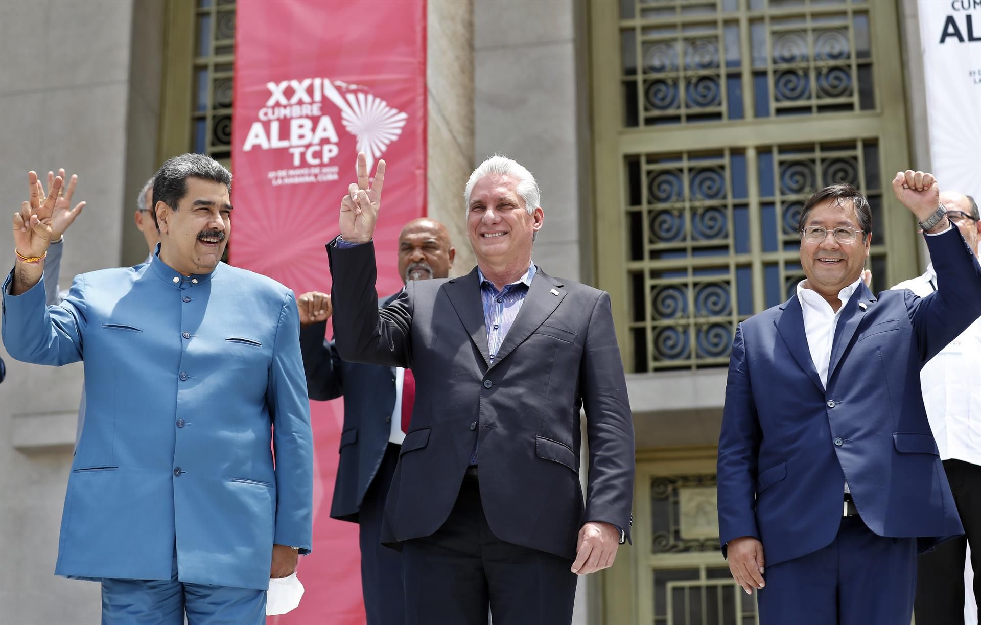 Los presidentes de Cuba, Miguel Diaz-Canel (c), de Venezuela, Nicolás Maduro (i), y de Bolivia, Luis Arce